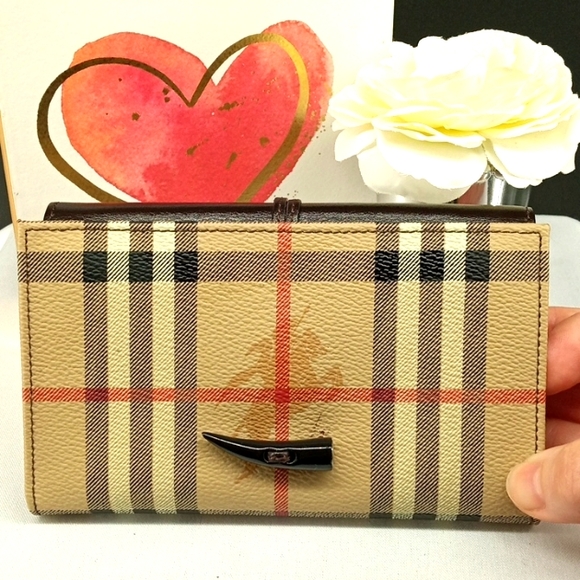 GORGEOUS BURBERRY TOGGLE WALLET - Picture 2 of 11